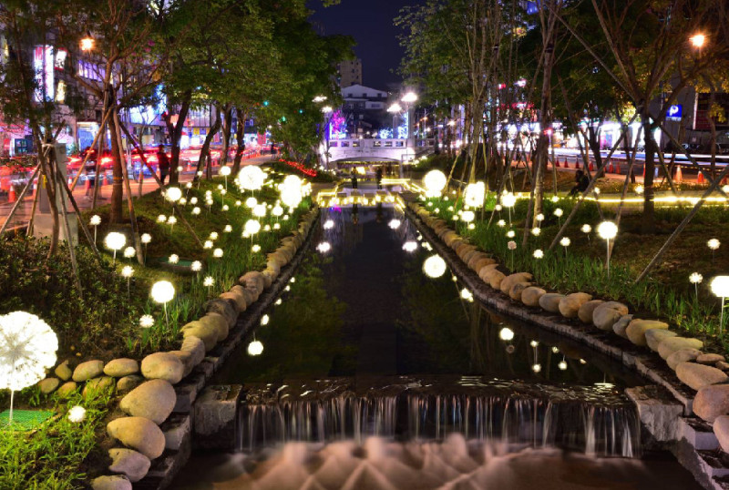 去年浪漫的蒲公英、漸層花海燈飾讓柳、綠川成了最熱門的IG打卡點，   圖：台中市水利局／提供