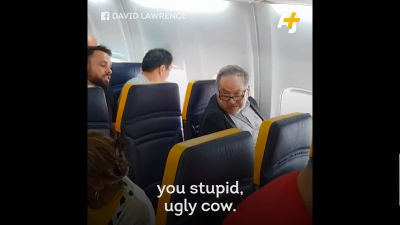 瑞安航空白人乘客辱罵黑人老婦，引發種族歧視爭議。   圖：翻攝AJ+媒體臉書