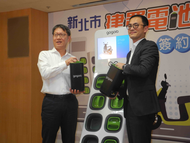 新北市副市長葉惠青（左）、Gogoro（睿能新動力公司）總經理潘璟倫代表雙方，進行電池交換站建置簽約儀式。           
   圖：王峻昌 /攝                          