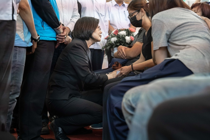 總統蔡英文24日下午前往台東殯儀館為台鐵普悠瑪列車翻覆事故罹難者拈香，並向家屬深致哀悼與慰問之意。   圖：總統府/提供