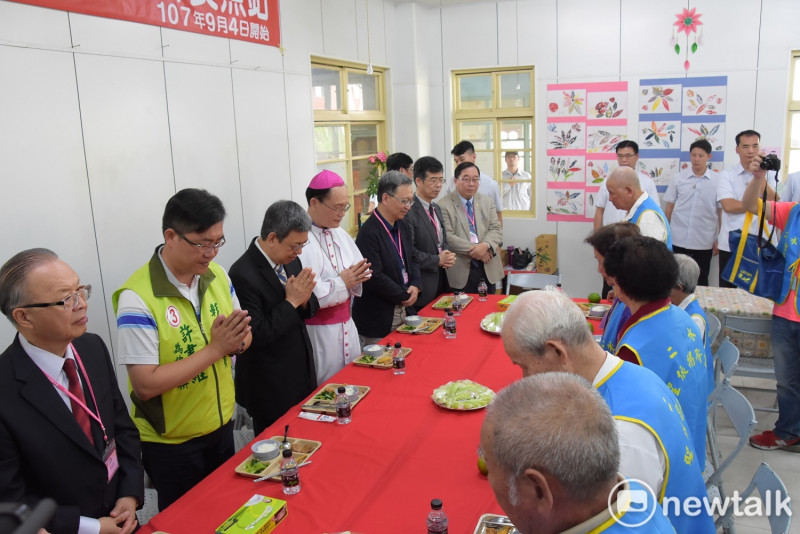 副總統陳建仁到二水鄉天主堂，和與會人員作午餐的餐前禱告。   唐復年/攝