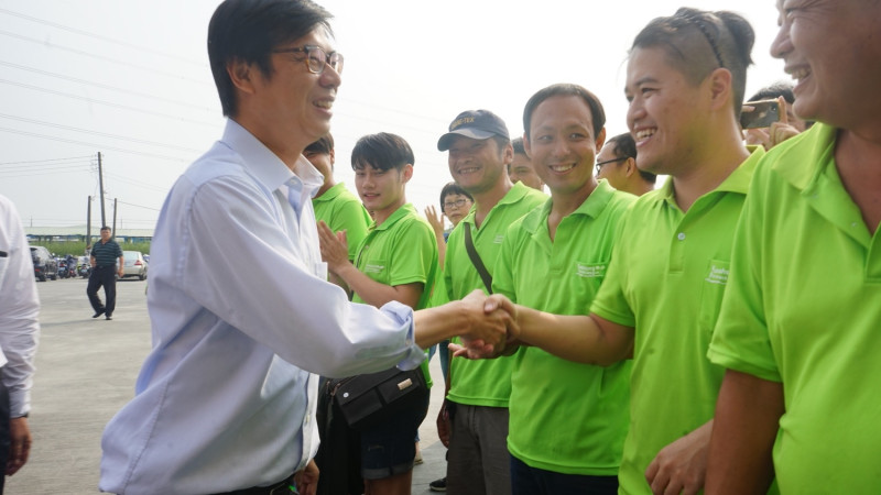 陳其邁與青年朋友握手。   圖 : 陳其邁競選辦公室/提供