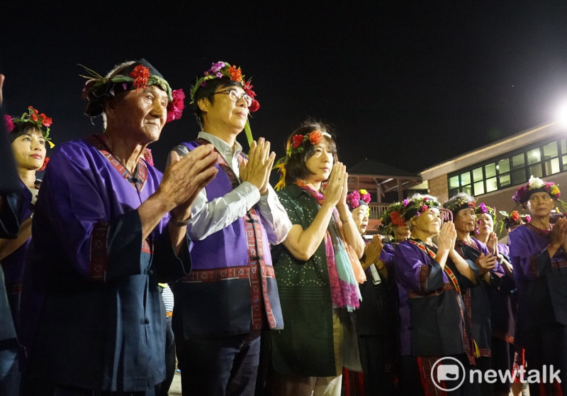 民進黨高雄市長候選人陳其邁（左二）23日低調出席小林夜祭活動，期間並為普悠瑪事故罹難者祈福。   圖：翻攝陳其邁臉書