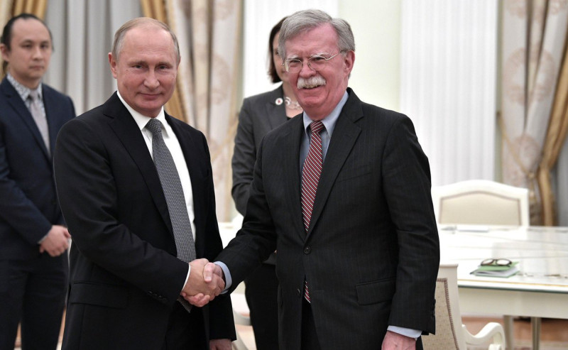 俄羅斯總統普亭（前排左起）在接待美國國家安全顧問波頓後，對於美方擬退出《中程核飛彈條約》相當不滿。   圖：翻攝普亭推特