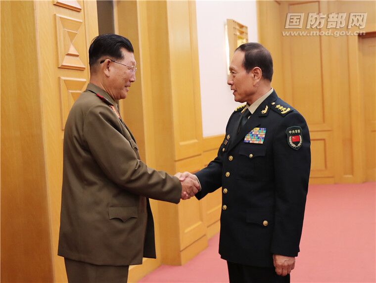 10月24日上午，中國國務委員兼國防部長魏鳳和（右）在八一大樓會見來華出席第八屆北京香山論壇的朝鮮人民武裝力量省副相金亨龍。   圖：翻攝自中國國防部網