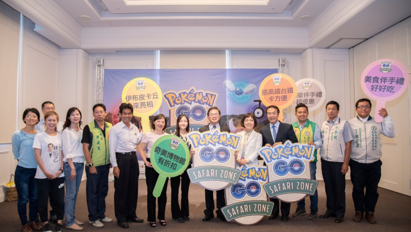 民進黨台南市長候選人黃偉哲參加台南市觀旅局與 Pokémon GO 遊戲在奇美博物館舉行的記者會活動合影，   圖：黃博郎/攝