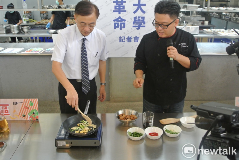 副校長詹家昌在對味廚房料理實驗室主廚洪昭勝口說指導下，料理出「三杯雞」。    唐復年/攝