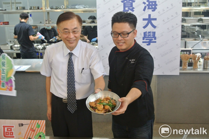 副校長詹家昌在對味廚房料理實驗室主廚洪昭勝口說指導下，料理出「三杯雞」。    唐復年/攝