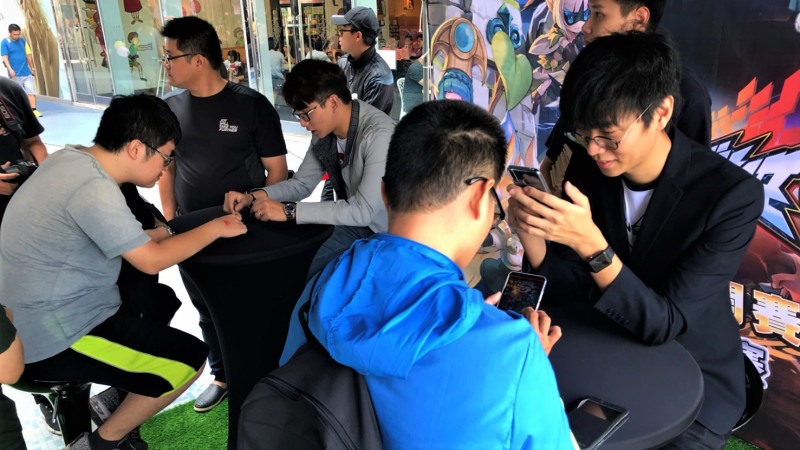 台灣自研AR電競手遊《聖域對決》2018百萬公開賽，南區決賽於上周六10月20日在高雄夢時代廣場吹起此系列戰首場戰役的號角。大天神與齊力斷金與玩家在現場同樂。   圖：競鋒國際/提供