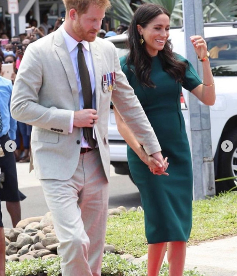 梅根身穿吳季剛設計的洋裝，與哈利王子一同參與斐濟政府的官方歡迎儀式。   圖：翻攝吳季剛的Instagram