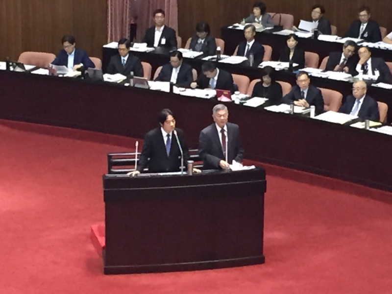 閣揆賴清德（左）與經濟部長（右）上午到立法院就總預算案進行專案報告與備詢。   圖：趙婉淳／攝