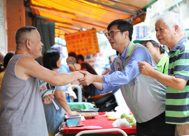 拜票中的陳其邁。（資料照片）   陳其邁競選辦公室提供