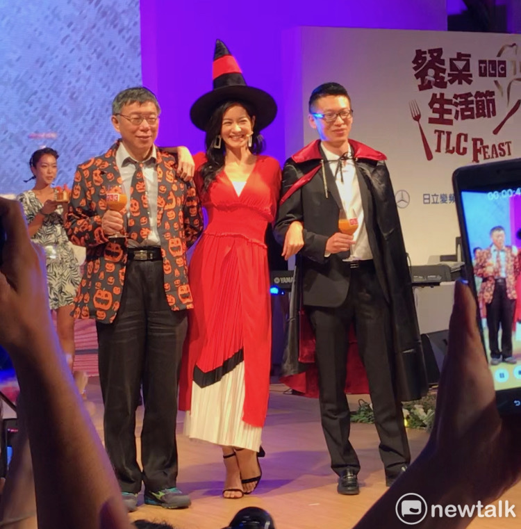 台北市長柯文哲（左）與Janet謝怡芬（中）一同萬聖節變裝走秀。   圖：周煊惠 / 攝