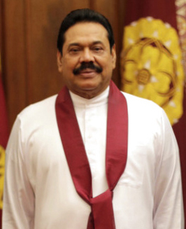 曾經統治斯里蘭卡９年的前總統拉賈帕克薩，突然取代擁有國會過半議員支持的韋克瑞米辛，出任總理。可能引發該國憲政危機。   圖：斯里蘭卡前總統拉賈帕克薩Estonian Foreign Ministry　CC BY-2.0