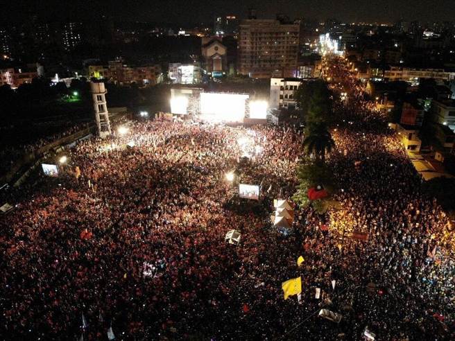 韓國瑜昨晚在鳳山舉辦造勢大會，現場湧入萬人。   圖：翻攝韓國瑜媒體社群臉書