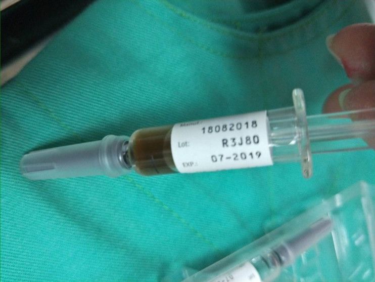 一支公費巴斯德流感疫苗被發現顏色異常。   圖：疾管署/提供
