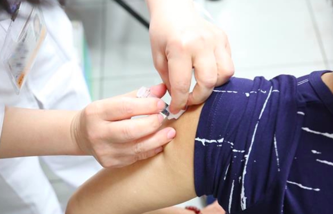韓國的疫苗安全出現問題，有15人在接受武漢肺炎疫苗注射之後死亡，但韓國政府仍未接種計畫叫停，韓國總理丁世均甚至帶頭親身示範打疫苗，以安定民心。(示意圖)   圖：疾管署／提供