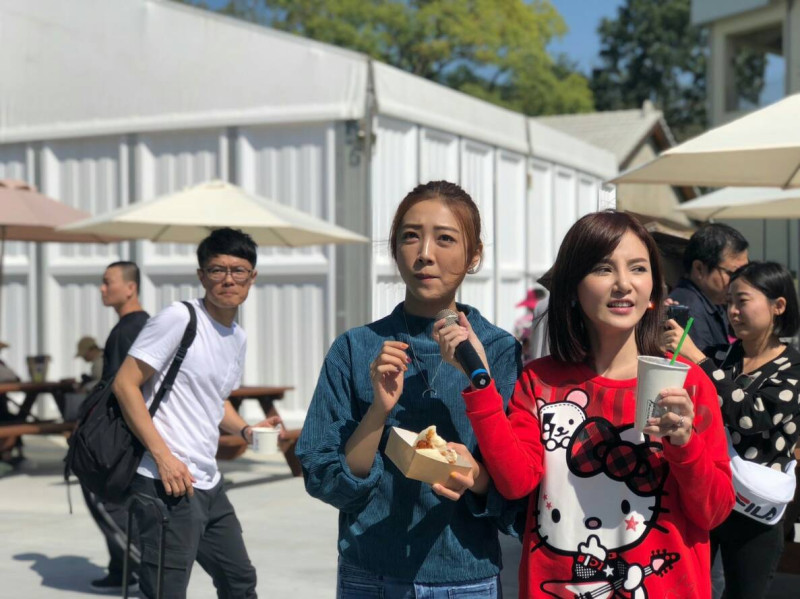 兩人在第8馬廄市集,品嚐特色美食。 圖:台中市新聞局提供