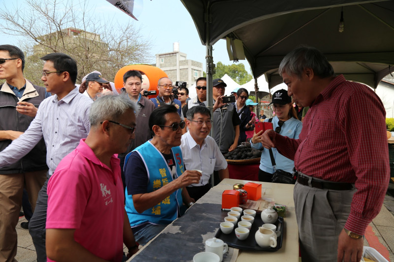 前總統馬英九也現身活動，體驗茶席。   圖：北埔鄉農會提供