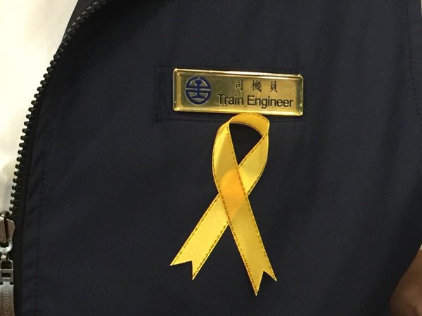 普悠瑪事故頭七日，司機員上班胸前掛黃絲帶。   圖：台鐵/提供