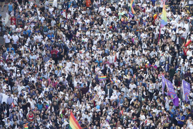 主辦單位宣稱約有13萬名群眾走上街頭，希望大家為婚姻平權公投拉抬氣勢。   圖：張良一/攝