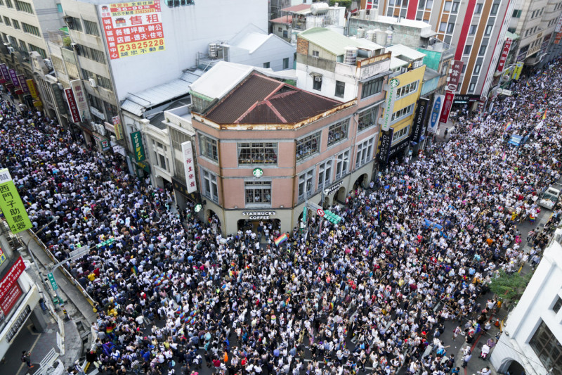 約有13萬名同志和支持同志的民眾塞爆週末的台北街頭，為婚姻平權公投拉抬氣勢。   圖：張良一/攝