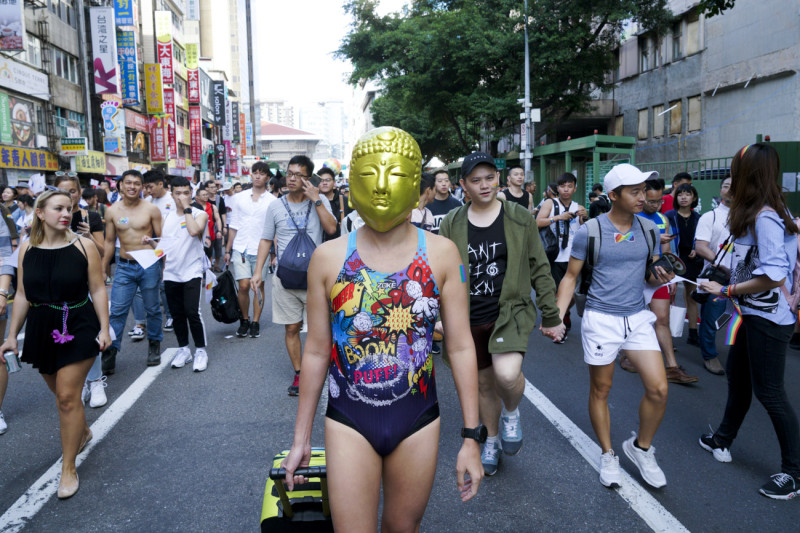 一位未出櫃同志戴著佛陀面具走上街頭遊行挺婚姻平權。   圖：張良一/攝