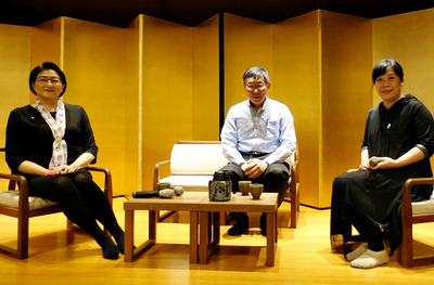 台北市長柯文哲（中）27日在台北出席眷村文化座談活 動，與婦聯會主委雷倩（左）針對轉型正義等相關議題展開對談。   圖：中央社