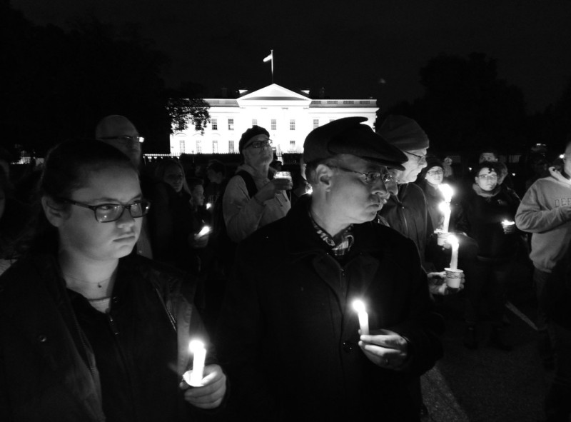 美國民眾去年10月聚集在白宮前，為匹茲堡猶太會堂罹難者哀悼。加州猶太會堂今天再度發生疑似出自仇恨犯罪的槍擊血案。   圖/翻攝自推特