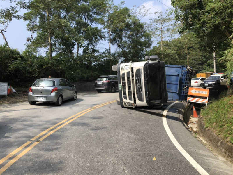 一輛貨車今（28）日在阿里山公路翻覆。   圖：阿里山公路局/提供