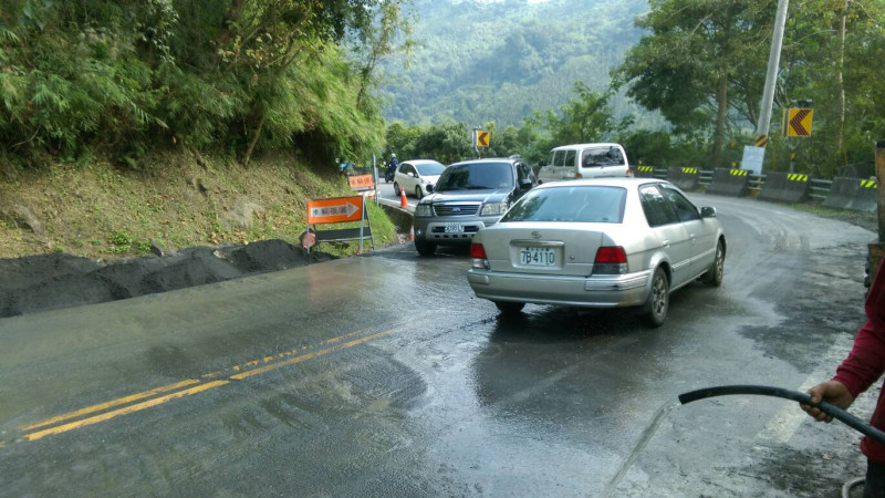 貨車翻覆事故已處理完畢，阿里山公路38.6公里處已經恢復雙向通車。   圖：阿里山公路局/提供