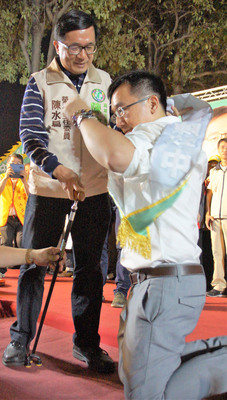 前總統陳水扁兒子陳致中（右）參選高雄市議員的競選總部28日晚間成立，陳水扁（左）「上階不上台」抱病為陳致中披彩帶。   圖：中央社