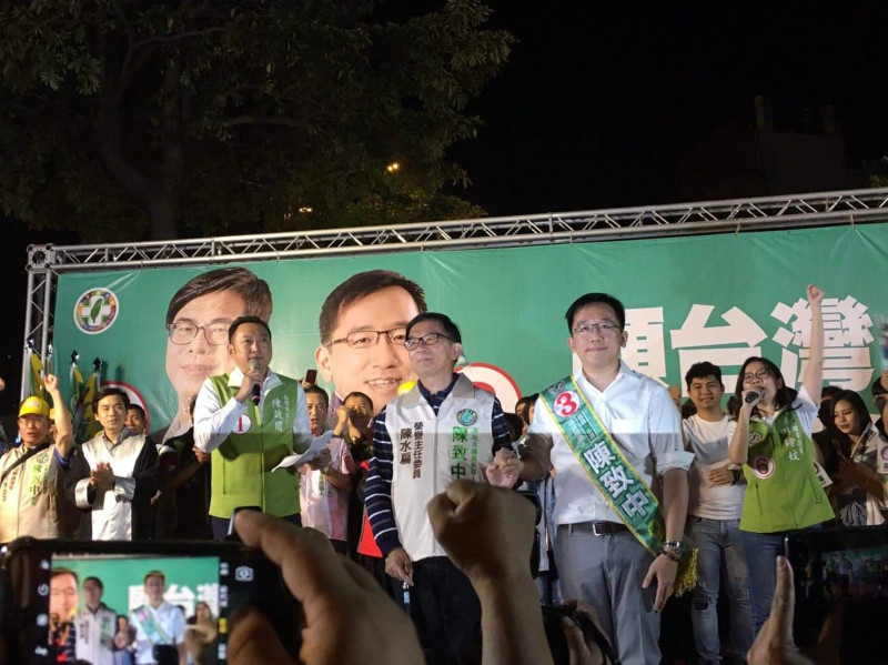 陳水扁和陳致中接受群眾歡呼。   圖：陳致中競選辦公室/提供