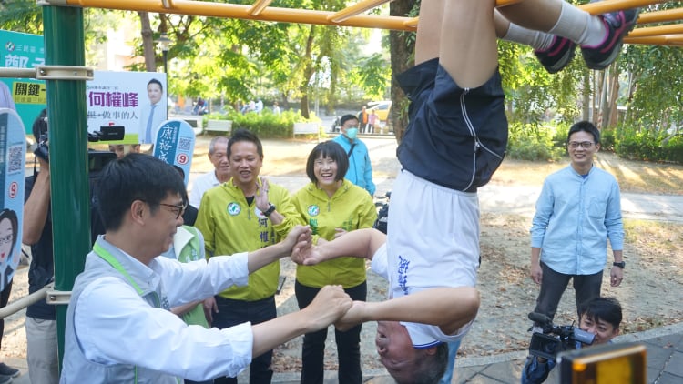 民進黨高雄市長候選人陳其邁，今( 29 )日清晨前往三民公園拜票，受到運動民眾的熱烈歡迎。   圖：陳其邁競選辦公室/提供