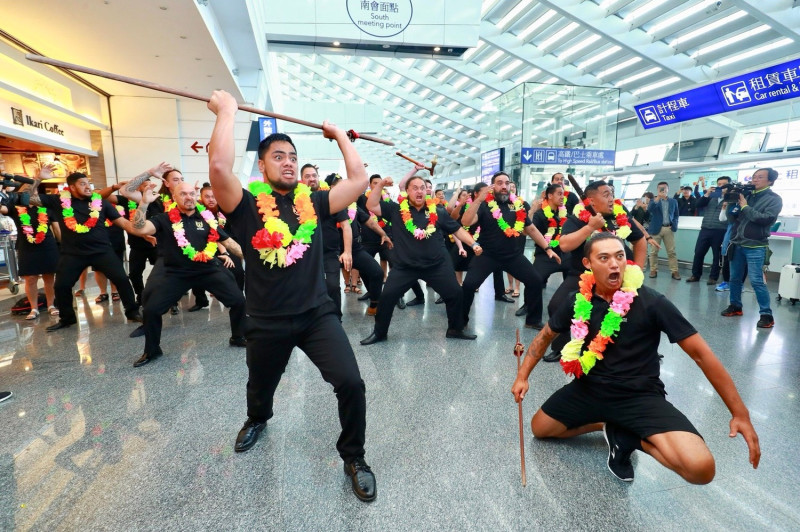 紐西蘭毛利舞團在機場即興演出。   圖 : 台中市政府/提供