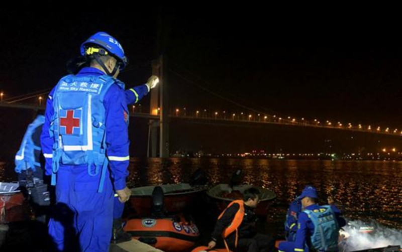 中國重慶市萬州區一輛公車28日上午從長江二橋上墜入江中，目前已有2具罹難者遺體打撈上岸，根據公車數據顯示，可能仍有十餘名乘客仍待救援。   圖：翻攝自中新社