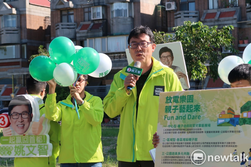 民進黨台北市長候選人姚文智29日在松南基地說明他的放電樂園政見。   圖：林朝億/攝