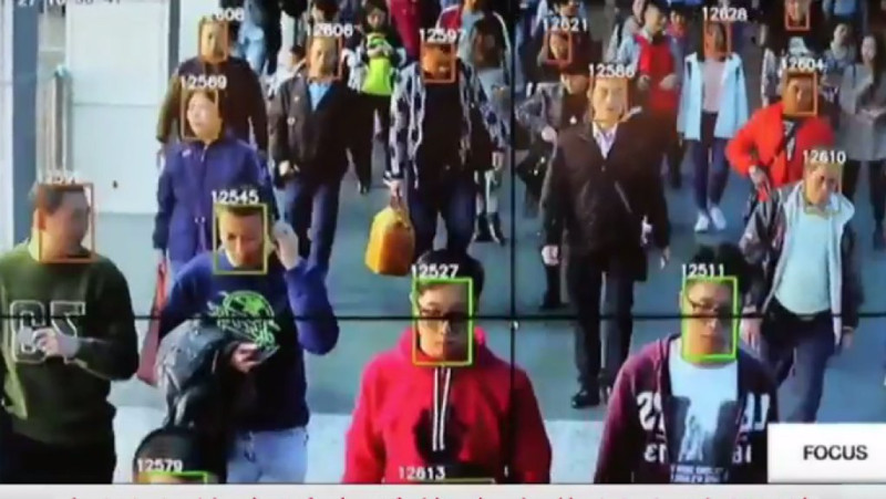 中國廣州多個地鐵站日前啟用臉部辨識安檢系統，引發許多質疑，認為這項政策將使整個社會形同監獄一般，   圖：翻攝自France24