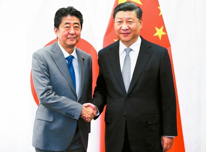 日本共同社報導，日本政府向中國政府提議創設「日中外交及國防部長級會談」（2加2），以加強安全保障領域的信賴關係。圖為日本首相安倍晉三（左）與中國國家主席習近平。   圖：翻攝微博