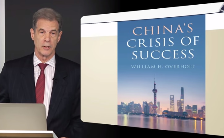 奧弗霍爾特今年出版新書《中國成功的危機》（China's Crisis of Success），呈現這位哈佛學者眼中的危機與道路。   圖：翻攝YouTube