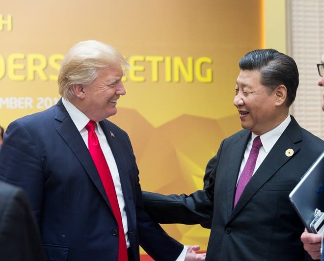 美國總統(左)與中國國家主席習近平(右)藉G20高峰會會面，特別對雙邊貿易關係進行交流，英媒推測習近平會前就已知悉華為公司副董事長兼財務長孟晚舟遭逮一事。   圖：翻攝美國白宮臉書