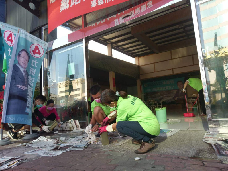 涂醒哲競選總部30日凌晨遭人潑漆，工作人員忙著清理。   圖：涂醒哲競選團隊/提供