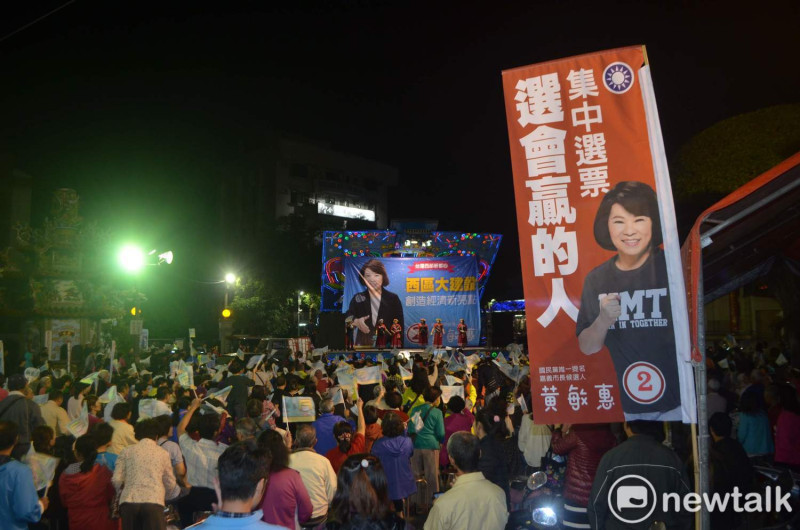 黃敏惠近日造勢活動中，懸掛出「集中選票」布旗，開始操作棄保。   圖：蔡坤龍/攝
