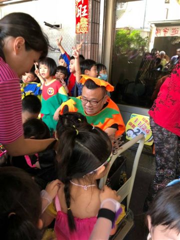 許乃文分派糖果給幼兒園小朋友。 圖:許乃文競選服務處/提供