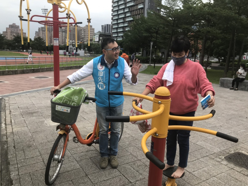 廖先翔連日獨自騎U-Bike上街，將拜票融入生活，相當另類。 
   圖：廖先翔/提供