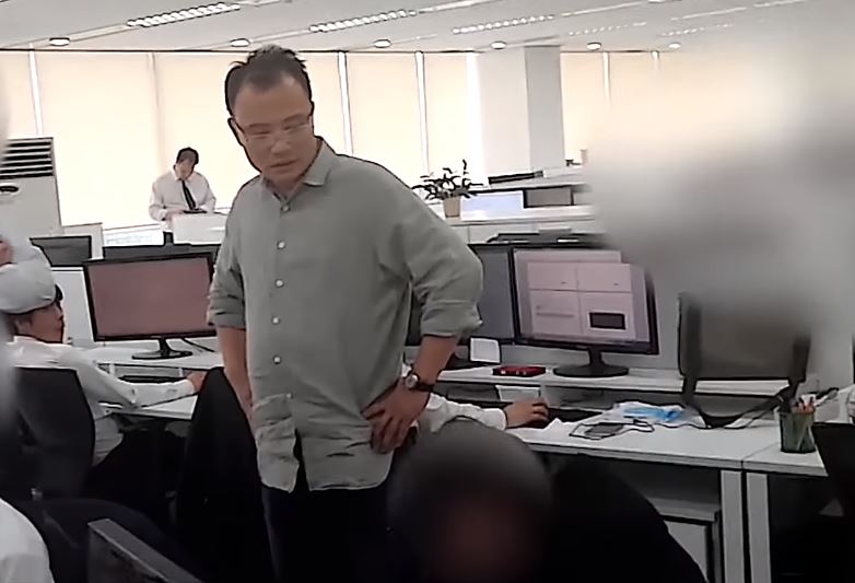 南韓一間科技公司，董事長在眾多員工面前，好幾度甩了一名男員工巴掌，更逼對方下跪道歉，不斷用言語辱罵。   圖：翻攝自YOUTUBE