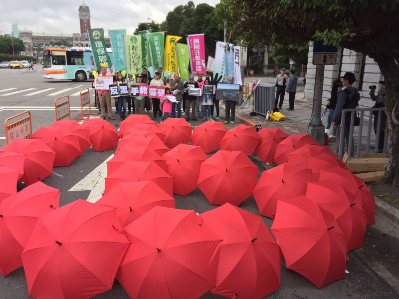 多個環保團體今天在凱道召開反空污大遊行預告記者會，用紅傘排出「選票救藻礁」示意圖，高喊反空污、反黑手、反獨裁。   圖：翻攝台灣健康空氣行動聯盟臉書