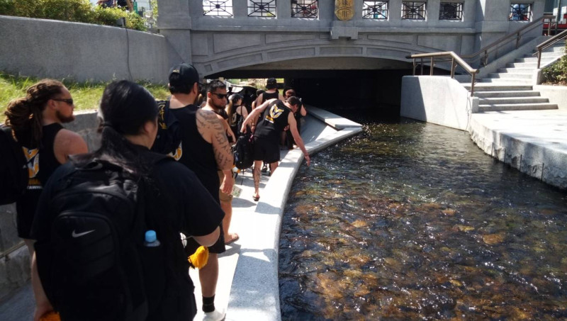 毛利傳統舞蹈團員參觀綠川。   台中市政府/提供