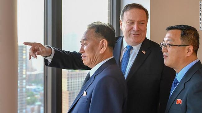 朝鮮統一戰線部主任金英哲（左起）之前訪美，獲美國務卿蓬佩奧邀請觀看紐約天際線，如今傳2人將在紐約再會。   圖：翻攝HANKYOREH/美國國務院提供