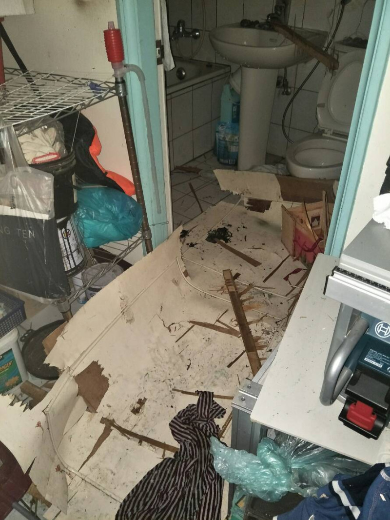 連浴室天花板都因氣爆炸垮、廁所的門板也整個被炸碎散落在地上，現場景象觸目驚心。   圖：桃園市政府消防局／提供